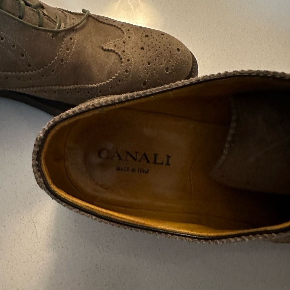 Canali Suede wingtip. Brown in color great condition with solid soles. Size 44 - Picture 3 of 4